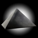 Šungit piramida 20cm #7471P1 (2)