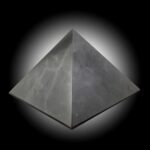 Šungit piramida 20cm #7471P1 (3)