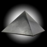 Šungit piramida 20cm #7471P1 (5)